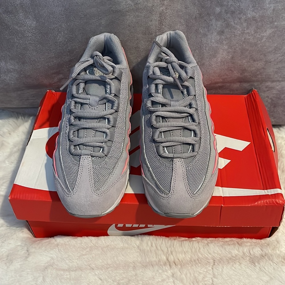 NIKE - Picture 3 of 10
